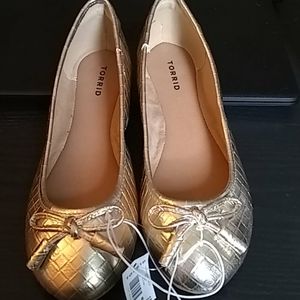 BRAND NEW Torrid gold basket weave flats
